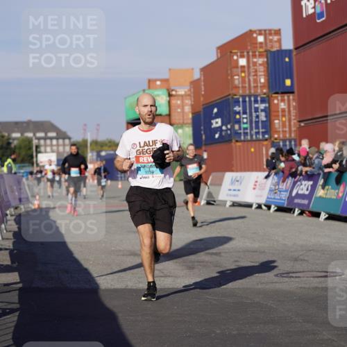 03.10.2025 - Köhlbrandbrückenlauf Michael Burmester http://msf.ph/oto/8996475 03.10.2025 09:59:28 Ziel 1067, 1075, 1077, 1087, 1197, 1432, 1639, 2788, 2985, 2989, 2997, 3087, 3718 meine-sportfotos.de
