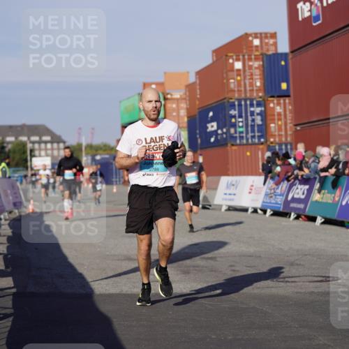 03.10.2025 - Köhlbrandbrückenlauf Michael Burmester http://msf.ph/oto/8996479 03.10.2025 09:59:28 Ziel 1067, 1075, 1077, 1087, 1197, 1432, 1639, 2788, 2985, 2989, 2997, 3087, 3718 meine-sportfotos.de