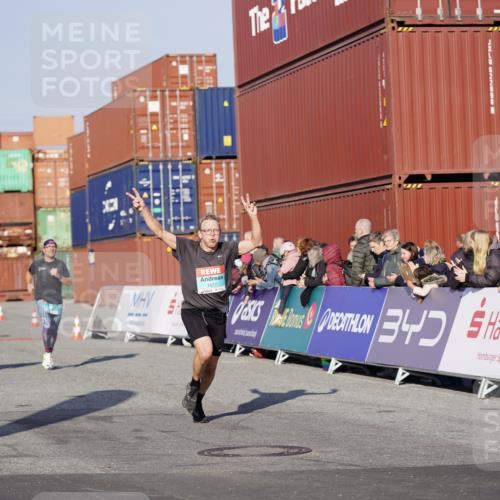 03.10.2025 - Köhlbrandbrückenlauf Michael Burmester http://msf.ph/oto/8996491 03.10.2025 09:59:30 Ziel 1077, 1087, 1432, 2788, 2985, 2989, 2997, 3087, 3718 meine-sportfotos.de