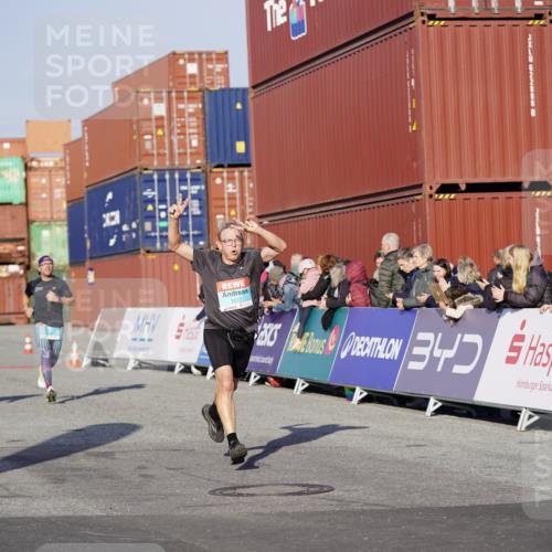 03.10.2025 - Köhlbrandbrückenlauf Michael Burmester http://msf.ph/oto/8996497 03.10.2025 09:59:30 Ziel 1077, 1087, 1432, 2788, 2985, 2989, 2997, 3087, 3718 meine-sportfotos.de