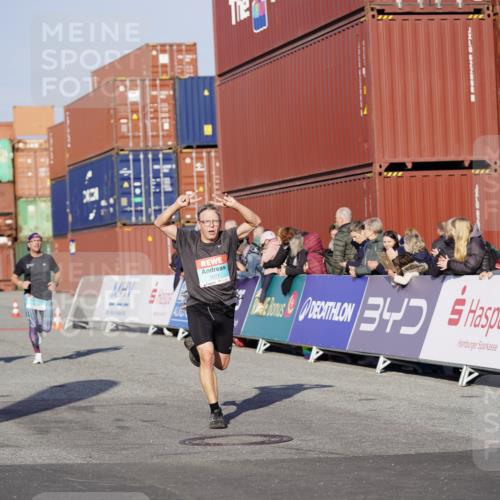 03.10.2025 - Köhlbrandbrückenlauf Michael Burmester http://msf.ph/oto/8996505 03.10.2025 09:59:30 Ziel 1077, 1087, 1432, 2788, 2985, 2989, 2997, 3087, 3718 meine-sportfotos.de