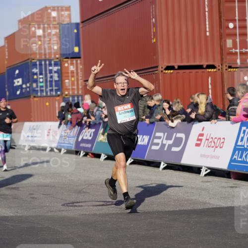 03.10.2025 - Köhlbrandbrückenlauf Michael Burmester http://msf.ph/oto/8996510 03.10.2025 09:59:31 Ziel 1077, 1087, 2788, 2997, 3087, 3464, 3718 meine-sportfotos.de