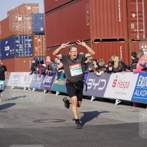 03.10.2025 - Köhlbrandbrückenlauf Michael Burmester http://msf.ph/oto/8996515 03.10.2025 09:59:31 Ziel 1077, 1087, 2788, 2997, 3087, 3464, 3718 meine-sportfotos.de