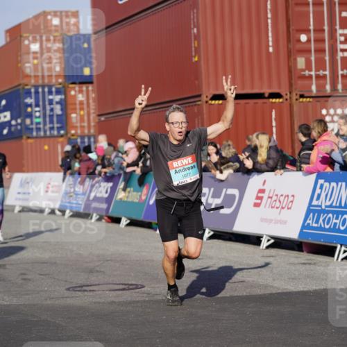 03.10.2025 - Köhlbrandbrückenlauf Michael Burmester http://msf.ph/oto/8996520 03.10.2025 09:59:31 Ziel 1077, 1087, 2788, 2997, 3087, 3464, 3718 meine-sportfotos.de