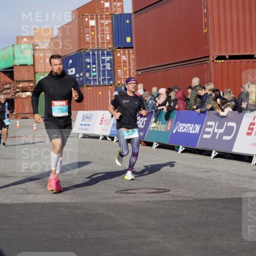 03.10.2025 - Köhlbrandbrückenlauf Michael Burmester http://msf.ph/oto/8996533 03.10.2025 09:59:32 Ziel 1077, 2788, 2997, 3087, 3464, 3718 meine-sportfotos.de