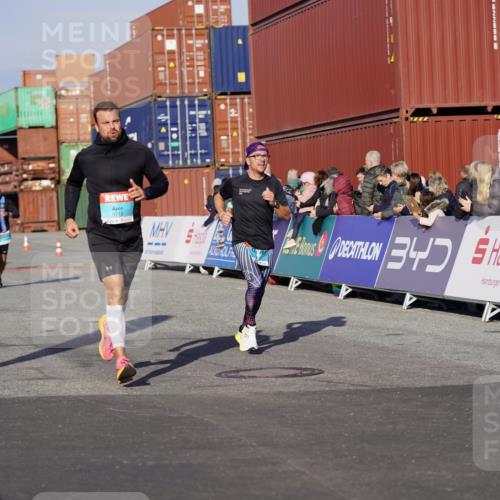 03.10.2025 - Köhlbrandbrückenlauf Michael Burmester http://msf.ph/oto/8996540 03.10.2025 09:59:32 Ziel 1077, 2788, 2997, 3087, 3464, 3718 meine-sportfotos.de