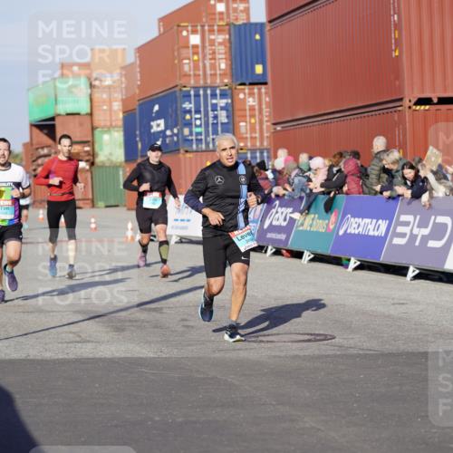 03.10.2025 - Köhlbrandbrückenlauf Michael Burmester http://msf.ph/oto/8996571 03.10.2025 09:59:36 Ziel 1077, 1158, 1248, 2709, 3087, 3464, 3718 meine-sportfotos.de
