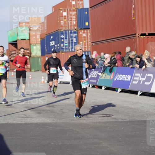 03.10.2025 - Köhlbrandbrückenlauf Michael Burmester http://msf.ph/oto/8996578 03.10.2025 09:59:36 Ziel 1077, 1158, 1248, 2709, 3087, 3464, 3718 meine-sportfotos.de