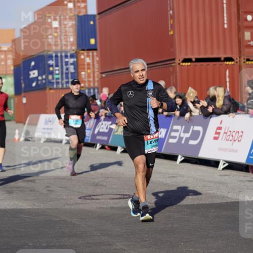 03.10.2025 - Köhlbrandbrückenlauf Michael Burmester http://msf.ph/oto/8996583 03.10.2025 09:59:37 Ziel 1077, 1158, 1248, 2709, 2710, 3087, 3464, 3718 meine-sportfotos.de