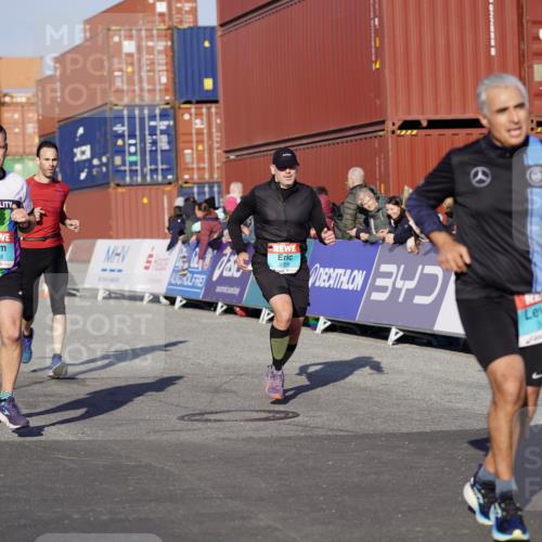 03.10.2025 - Köhlbrandbrückenlauf Michael Burmester http://msf.ph/oto/8996589 03.10.2025 09:59:38 Ziel 1077, 1158, 1248, 2709, 2710, 2959, 3087, 3464, 3718 meine-sportfotos.de