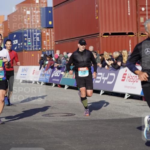 03.10.2025 - Köhlbrandbrückenlauf Michael Burmester http://msf.ph/oto/8996600 03.10.2025 09:59:38 Ziel 1077, 1158, 1248, 2709, 2710, 2959, 3087, 3464, 3718 meine-sportfotos.de