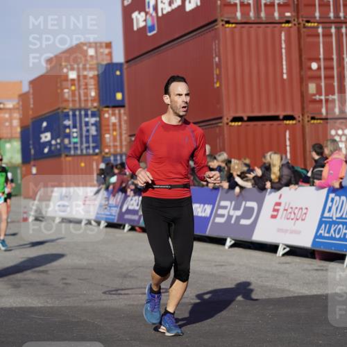 03.10.2025 - Köhlbrandbrückenlauf Michael Burmester http://msf.ph/oto/8996615 03.10.2025 09:59:40 Ziel 1158, 1248, 2709, 2710, 2959, 3087, 3464 meine-sportfotos.de
