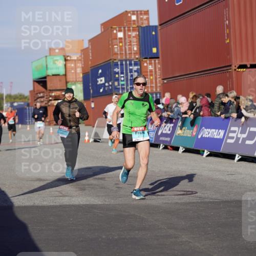 03.10.2025 - Köhlbrandbrückenlauf Michael Burmester http://msf.ph/oto/8996629 03.10.2025 09:59:42 Ziel 1158, 1248, 2697, 2709, 2710, 2884, 2959, 3464 meine-sportfotos.de