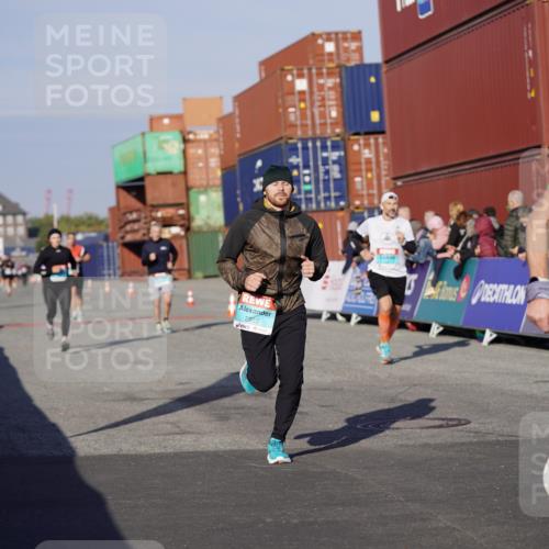 03.10.2025 - Köhlbrandbrückenlauf Michael Burmester http://msf.ph/oto/8996644 03.10.2025 09:59:43 Ziel 1158, 1248, 2697, 2709, 2710, 2884, 2959, 3137, 3464 meine-sportfotos.de
