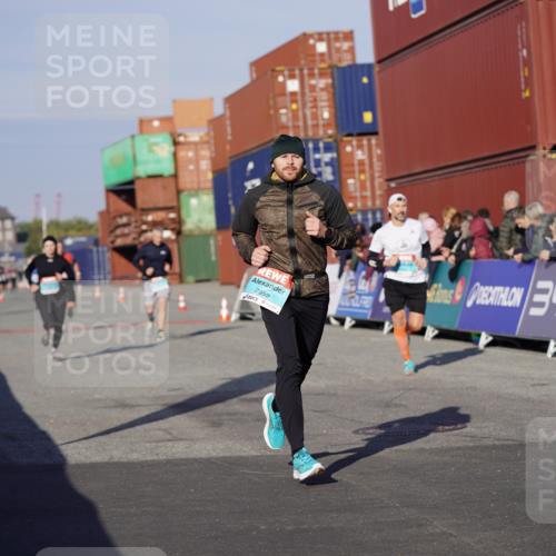 03.10.2025 - Köhlbrandbrückenlauf Michael Burmester http://msf.ph/oto/8996654 03.10.2025 09:59:44 Ziel 1158, 1248, 1297, 2697, 2709, 2710, 2884, 2959, 3137 meine-sportfotos.de