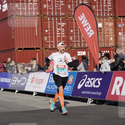 03.10.2025 - Köhlbrandbrückenlauf Michael Burmester http://msf.ph/oto/8996659 03.10.2025 09:59:45 Ziel 1158, 1248, 1297, 2697, 2709, 2710, 2884, 2959, 3137 meine-sportfotos.de