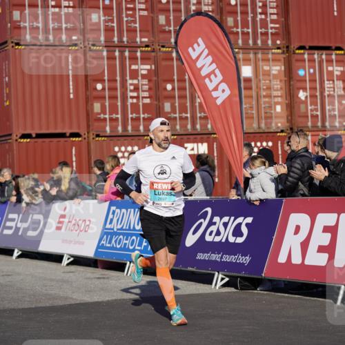 03.10.2025 - Köhlbrandbrückenlauf Michael Burmester http://msf.ph/oto/8996664 03.10.2025 09:59:45 Ziel 1158, 1248, 1297, 2697, 2709, 2710, 2884, 2959, 3137 meine-sportfotos.de