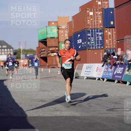03.10.2025 - Köhlbrandbrückenlauf Michael Burmester http://msf.ph/oto/8996693 03.10.2025 09:59:49 Ziel 1297, 2697, 2710, 2884, 2959, 3137 meine-sportfotos.de