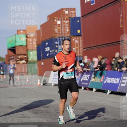 03.10.2025 - Köhlbrandbrückenlauf Michael Burmester http://msf.ph/oto/8996696 03.10.2025 09:59:50 Ziel 1297, 1405, 2697, 2884, 2959, 3137 meine-sportfotos.de