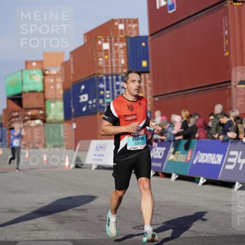 03.10.2025 - Köhlbrandbrückenlauf Michael Burmester http://msf.ph/oto/8996699 03.10.2025 09:59:50 Ziel 1297, 1405, 2697, 2884, 2959, 3137 meine-sportfotos.de