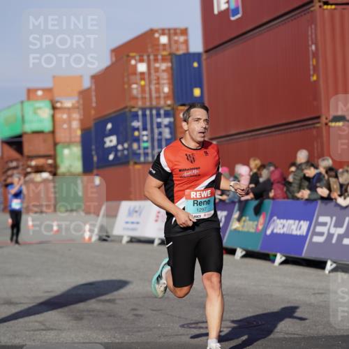 03.10.2025 - Köhlbrandbrückenlauf Michael Burmester http://msf.ph/oto/8996702 03.10.2025 09:59:50 Ziel 1297, 1405, 2697, 2884, 2959, 3137 meine-sportfotos.de