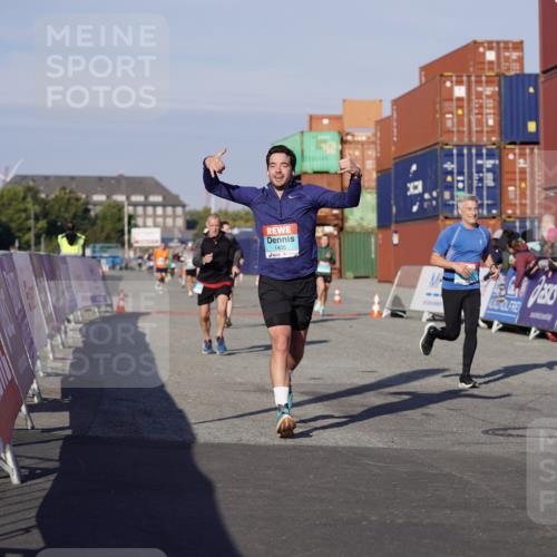 03.10.2025 - Köhlbrandbrückenlauf Michael Burmester http://msf.ph/oto/8996711 03.10.2025 09:59:55 Ziel 1084, 1247, 1297, 1298, 1405, 3137, 3378 meine-sportfotos.de