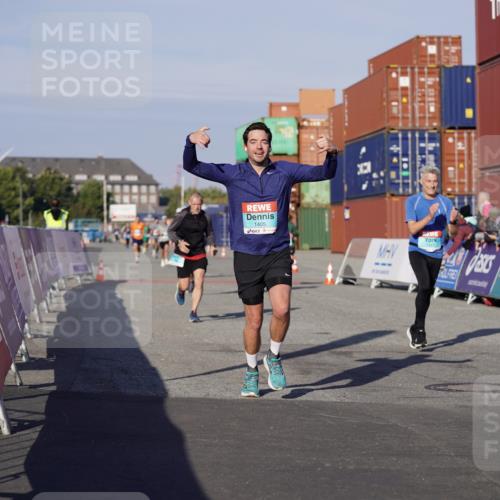 03.10.2025 - Köhlbrandbrückenlauf Michael Burmester http://msf.ph/oto/8996718 03.10.2025 09:59:55 Ziel 1084, 1247, 1297, 1298, 1405, 3137, 3378 meine-sportfotos.de