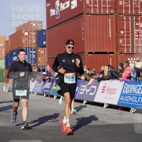 03.10.2025 - Köhlbrandbrückenlauf Michael Burmester http://msf.ph/oto/8996754 03.10.2025 10:00:00 Ziel 1084, 1247, 1298, 1405, 1946, 2777, 3378 meine-sportfotos.de