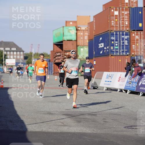 03.10.2025 - Köhlbrandbrückenlauf Michael Burmester http://msf.ph/oto/8996779 03.10.2025 10:00:05 Ziel 1071, 1237, 1298, 1315, 1946, 2777, 3378, 3820 meine-sportfotos.de