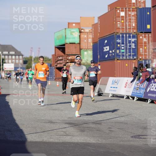 03.10.2025 - Köhlbrandbrückenlauf Michael Burmester http://msf.ph/oto/8996782 03.10.2025 10:00:05 Ziel 1071, 1237, 1298, 1315, 1946, 2777, 3378, 3820 meine-sportfotos.de