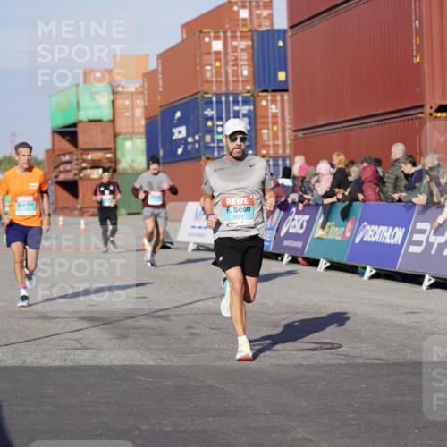 03.10.2025 - Köhlbrandbrückenlauf Michael Burmester http://msf.ph/oto/8996792 03.10.2025 10:00:07 Ziel 1071, 1109, 1237, 1315, 1946, 2777, 3378, 3820 meine-sportfotos.de