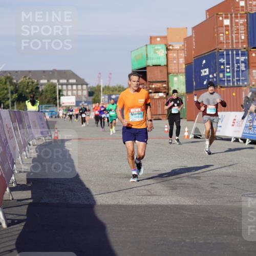 03.10.2025 - Köhlbrandbrückenlauf Michael Burmester http://msf.ph/oto/8996795 03.10.2025 10:00:07 Ziel 1071, 1109, 1237, 1315, 1946, 2777, 3378, 3820 meine-sportfotos.de
