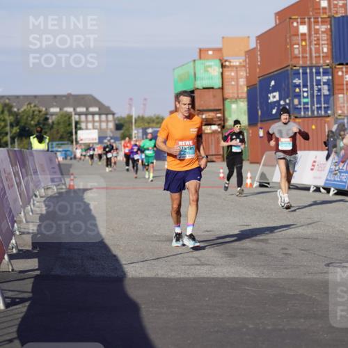 03.10.2025 - Köhlbrandbrückenlauf Michael Burmester http://msf.ph/oto/8996798 03.10.2025 10:00:07 Ziel 1071, 1109, 1237, 1315, 1946, 2777, 3378, 3820 meine-sportfotos.de