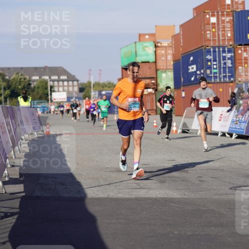 03.10.2025 - Köhlbrandbrückenlauf Michael Burmester http://msf.ph/oto/8996802 03.10.2025 10:00:07 Ziel 1071, 1109, 1237, 1315, 1946, 2777, 3378, 3820 meine-sportfotos.de