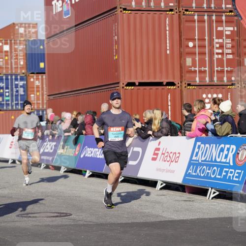 03.10.2025 - Köhlbrandbrückenlauf Michael Burmester http://msf.ph/oto/8996805 03.10.2025 10:00:08 Ziel 1071, 1109, 1237, 1315, 1946, 2777, 3820 meine-sportfotos.de