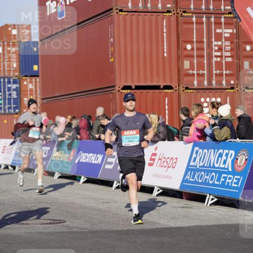 03.10.2025 - Köhlbrandbrückenlauf Michael Burmester http://msf.ph/oto/8996811 03.10.2025 10:00:08 Ziel 1071, 1109, 1237, 1315, 1946, 2777, 3820 meine-sportfotos.de
