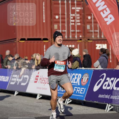 03.10.2025 - Köhlbrandbrückenlauf Michael Burmester http://msf.ph/oto/8996815 03.10.2025 10:00:10 Ziel 1071, 1109, 1237, 1315, 2777, 3820 meine-sportfotos.de