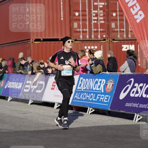 03.10.2025 - Köhlbrandbrückenlauf Michael Burmester http://msf.ph/oto/8996821 03.10.2025 10:00:12 Ziel 1071, 1109, 1237, 1315, 3041, 3820 meine-sportfotos.de