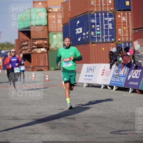 03.10.2025 - Köhlbrandbrückenlauf Michael Burmester http://msf.ph/oto/8996831 03.10.2025 10:00:14 Ziel 1071, 1106, 1109, 1237, 1315, 3041, 3820 meine-sportfotos.de
