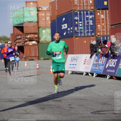 03.10.2025 - Köhlbrandbrückenlauf Michael Burmester http://msf.ph/oto/8996834 03.10.2025 10:00:14 Ziel 1071, 1106, 1109, 1237, 1315, 3041, 3820 meine-sportfotos.de
