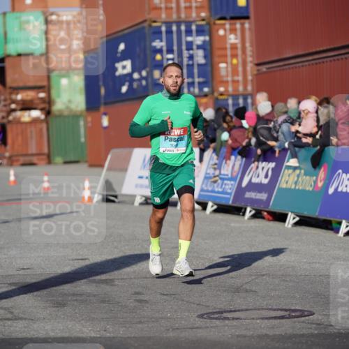 03.10.2025 - Köhlbrandbrückenlauf Michael Burmester http://msf.ph/oto/8996837 03.10.2025 10:00:14 Ziel 1071, 1106, 1109, 1237, 1315, 3041, 3820 meine-sportfotos.de