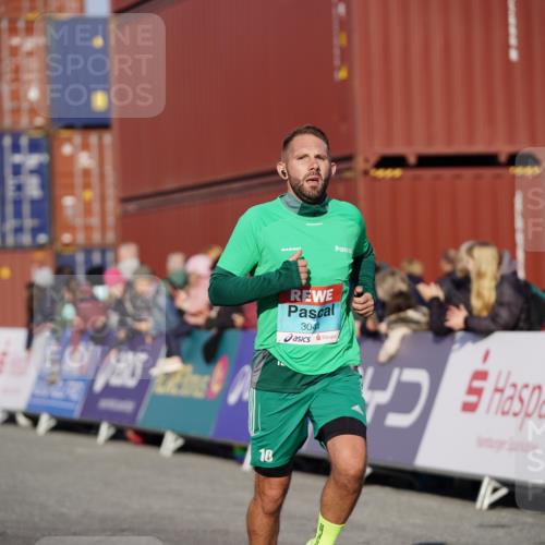 03.10.2025 - Köhlbrandbrückenlauf Michael Burmester http://msf.ph/oto/8996844 03.10.2025 10:00:16 Ziel 1106, 1109, 1118, 1237, 3041, 3820 meine-sportfotos.de