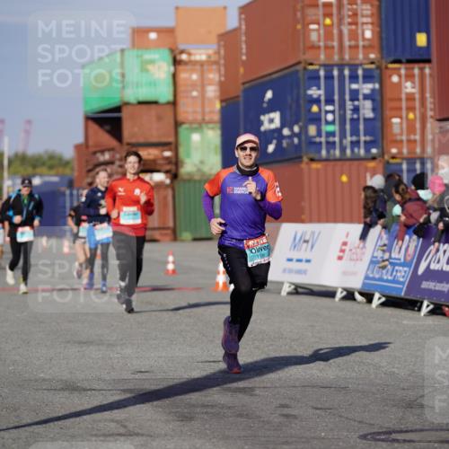 03.10.2025 - Köhlbrandbrückenlauf Michael Burmester http://msf.ph/oto/8996848 03.10.2025 10:00:17 Ziel 1106, 1109, 1118, 1237, 3041 meine-sportfotos.de