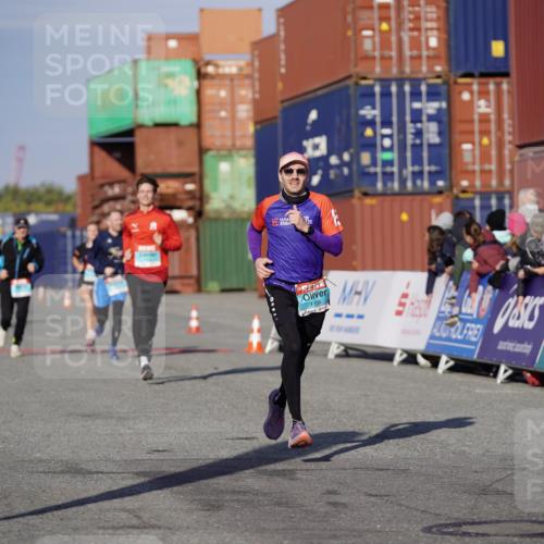 03.10.2025 - Köhlbrandbrückenlauf Michael Burmester http://msf.ph/oto/8996851 03.10.2025 10:00:17 Ziel 1106, 1109, 1118, 1237, 3041 meine-sportfotos.de