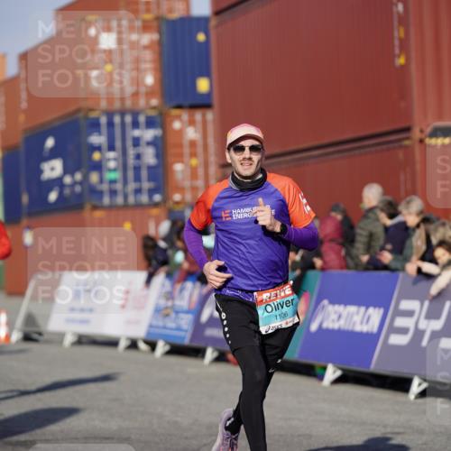 03.10.2025 - Köhlbrandbrückenlauf Michael Burmester http://msf.ph/oto/8996854 03.10.2025 10:00:19 Ziel 1018, 1106, 1109, 1118, 1175, 1262, 3041 meine-sportfotos.de