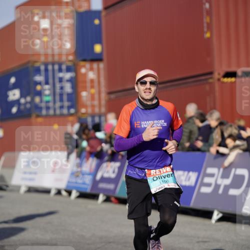 03.10.2025 - Köhlbrandbrückenlauf Michael Burmester http://msf.ph/oto/8996861 03.10.2025 10:00:19 Ziel 1018, 1106, 1109, 1118, 1175, 1262, 3041 meine-sportfotos.de