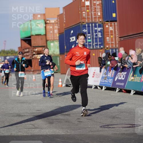 03.10.2025 - Köhlbrandbrückenlauf Michael Burmester http://msf.ph/oto/8996863 03.10.2025 10:00:20 Ziel 1018, 1106, 1118, 1175, 1262, 3041 meine-sportfotos.de