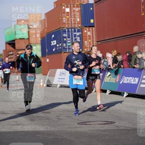 03.10.2025 - Köhlbrandbrückenlauf Michael Burmester http://msf.ph/oto/8996886 03.10.2025 10:00:22 Ziel 1018, 1106, 1118, 1175, 1262, 3041, 3650 meine-sportfotos.de
