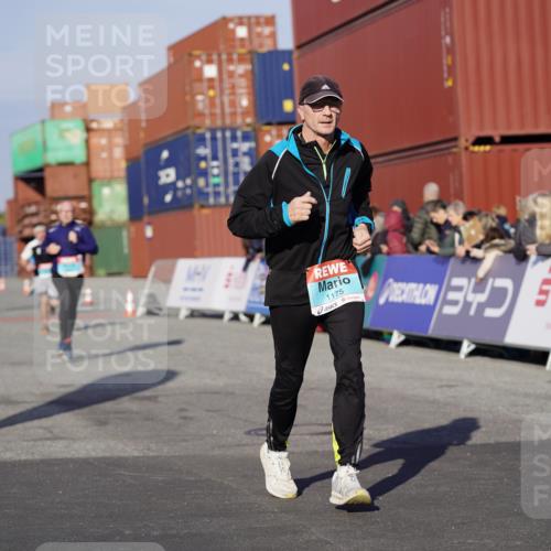03.10.2025 - Köhlbrandbrückenlauf Michael Burmester http://msf.ph/oto/8996898 03.10.2025 10:00:25 Ziel 1018, 1106, 1118, 1175, 1262, 2880, 3650 meine-sportfotos.de