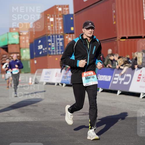 03.10.2025 - Köhlbrandbrückenlauf Michael Burmester http://msf.ph/oto/8996901 03.10.2025 10:00:25 Ziel 1018, 1106, 1118, 1175, 1262, 2880, 3650 meine-sportfotos.de